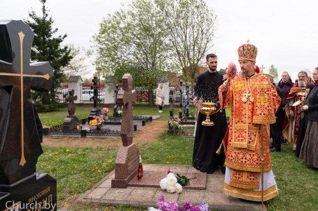 В день Радоницы Патриарший Экзарх совершил Божественную литургию в храме в честь Воскрешения праведного Лазаря Четверодневного на Северном кладбище города Минска