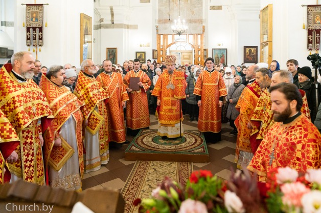 В день памяти великомученицы Екатерины Митрополит Вениамин совершил Божественную литургию в Петро-Павловском соборе города Минска