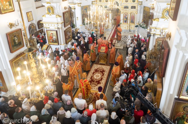 В праздник Светлого Христова Воскресения Патриарший Экзарх совершил торжественное Пасхальное богослужение в Свято-Духовом кафедральном соборе города Минска [+ ВИДЕО]