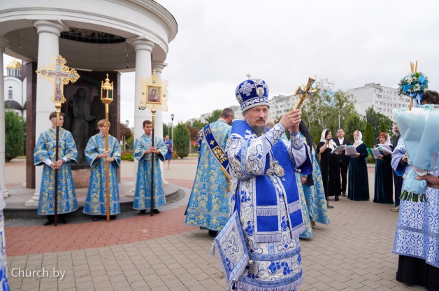 В Неделю 13-ю по Пятидесятнице Митрополит Вениамин совершил Божественную литургию в кафедральном соборе Рождества Христова города Солигорска